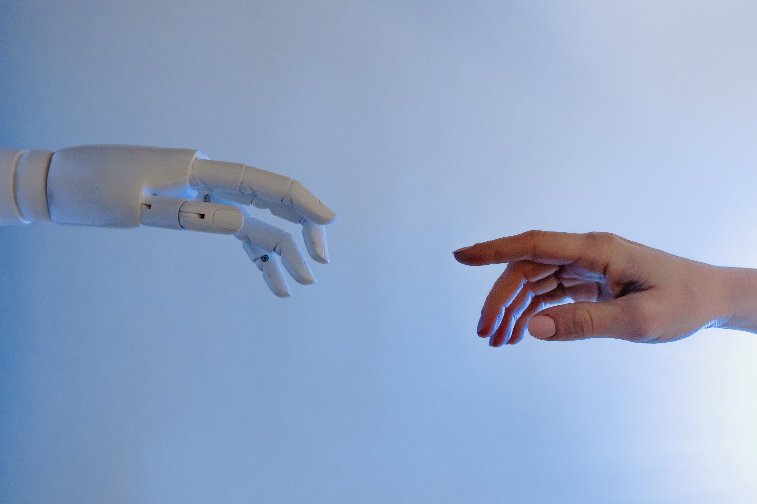 mains tendues femme robot industriel